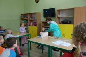 Spotkanie klas pierwszych z pielęgniarką szkolną na temat higieny jamy ustnej